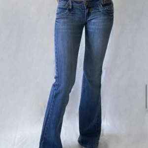 Low waist bootcut jeans - Köpte dessa så fina jeansen av Wornheritage på instagram men tyvärr var de för små på mig😢 midjemått är 34 cm och innerben 76 cm! Jätte bra skick, finns inga tecken på användning!😍 GÅR INTE NER I PRIS O BYTER INTE!