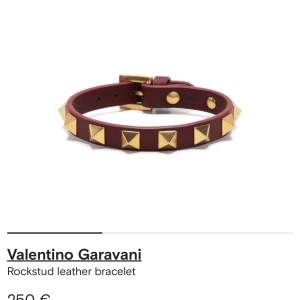 Säljer mitt fina armband från valentino inköpt 2021. Säljs pga kommer inte längre till användning. Nypris ligger på 2500 kr och jag säljer det för 699:) Färgen är burgundy. 