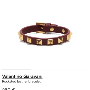 Mörkrött valentinoarmband - Säljer mitt fina armband från valentino inköpt 2021. Säljs pga kommer inte längre till användning. Nypris ligger på 2500 kr och jag säljer det för 699:) Färgen är burgundy. 