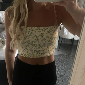 Blommigt linne från Nelly  - Linne från Nelly. Säljer då det inte kommer till användning längre