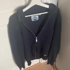 Marinblå helzip  - Säljer nu min sköna helzip ifrån Ice Bound. Cond 9/10, nästan helt oanvänd. Skriv privat om du har minsta fråga 