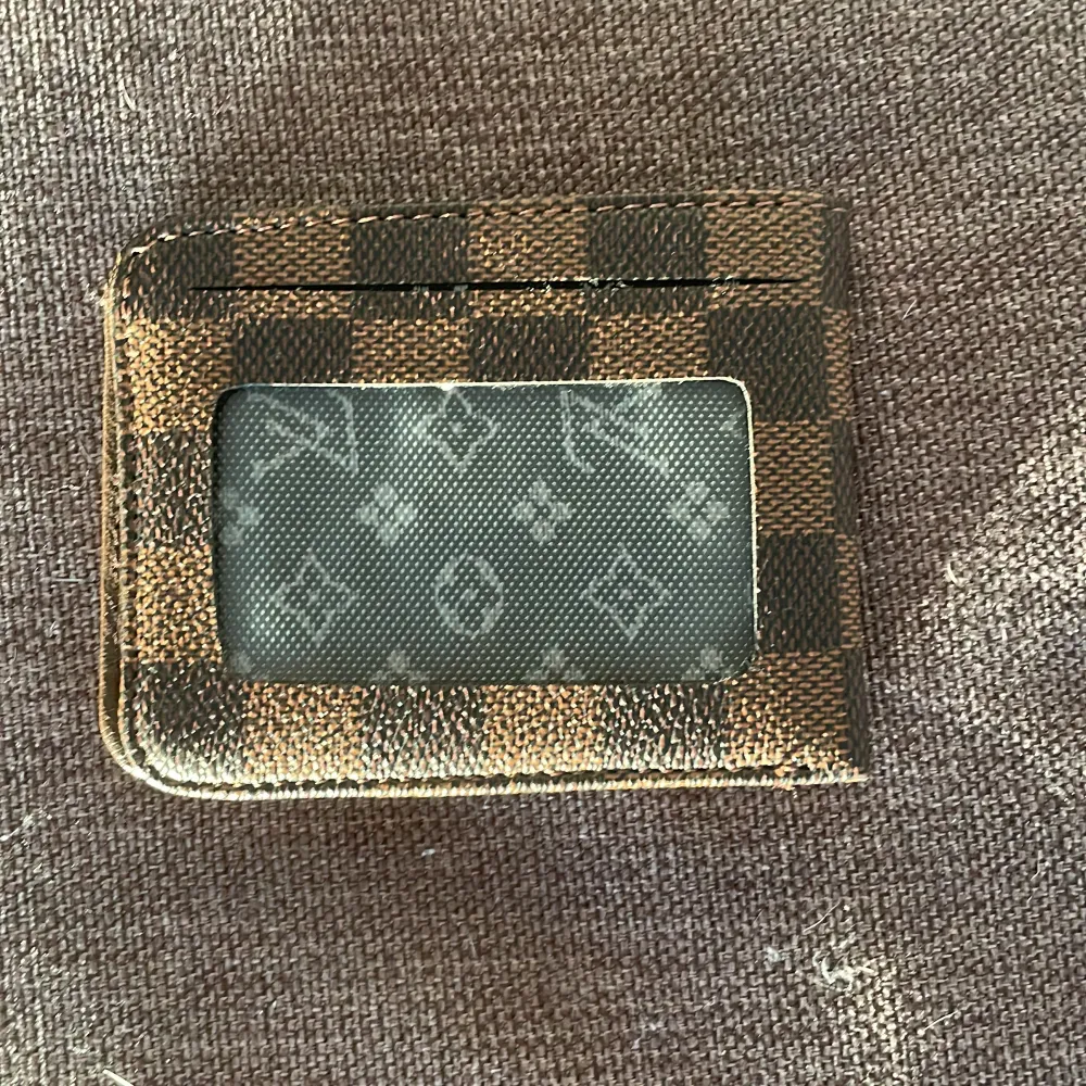 Säljer min plånbok. Den är en fin kopia ser exakt ut som den äkta.. Väskor.
