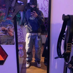 True religion  - Feta truey jeans som jag inte har använts så mycke Litet hål längst nere på ena byxbenet(kan skicka bild) Saknar ena knappen där bak😔 Pris kan diskuteras lite sådär 