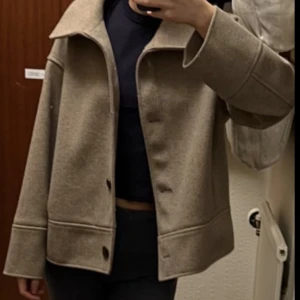 Kappahl kappa - Sparsamt använd kappa från Kappahl. Strl m men passar mig som vanligen har xs