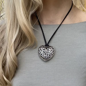 Halsband berlock silver - Handgjort halsband med läderrem i och berlock i antiksilver