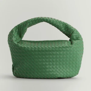 Vävd grön väska - Super fin och rymlig väska från NA-KD! Helt oanvänd, säljer då den tyvärr aldrig kommit till användning.