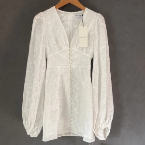 Klänning från Adoore - Säljer denna superfina klänning från adoore som endast är testad!! säljes pga. försent att retunera🌸🌸🌸slutsåld på adoores hemsida!