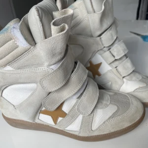 Isabel marant skor - TRYCK EJ PÅ KÖP NU! Säljer dessa ursnygga Isabel marant skor som tyvärr är för små för mig :(   För övrigt i bra skick men lite avfärgning på skorna högst upp men det är inget som man tänker på!