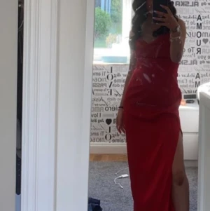 Röd balklänning  - Jätte fin röd balklänning i silkes från asos🙌🏼💗