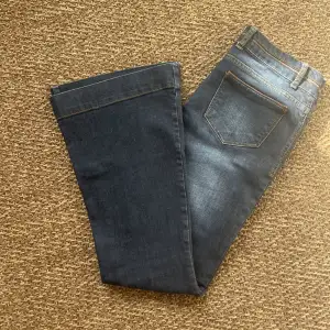 Längd: 101cm Midja: 40cm Säljer dessa skit snygga jeans, med  vida ben. Köparen står för frakt;) För fler frågor är det bara att skriva