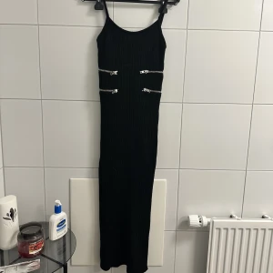 LÅNG TIGHT KLÄNNING  - Snygg tight långklänning från ’The ragged priest’.   Inte använd av mig utan endast testat framför spegeln😂 Så cool, med asballa detaljer, så som dragkedjan.