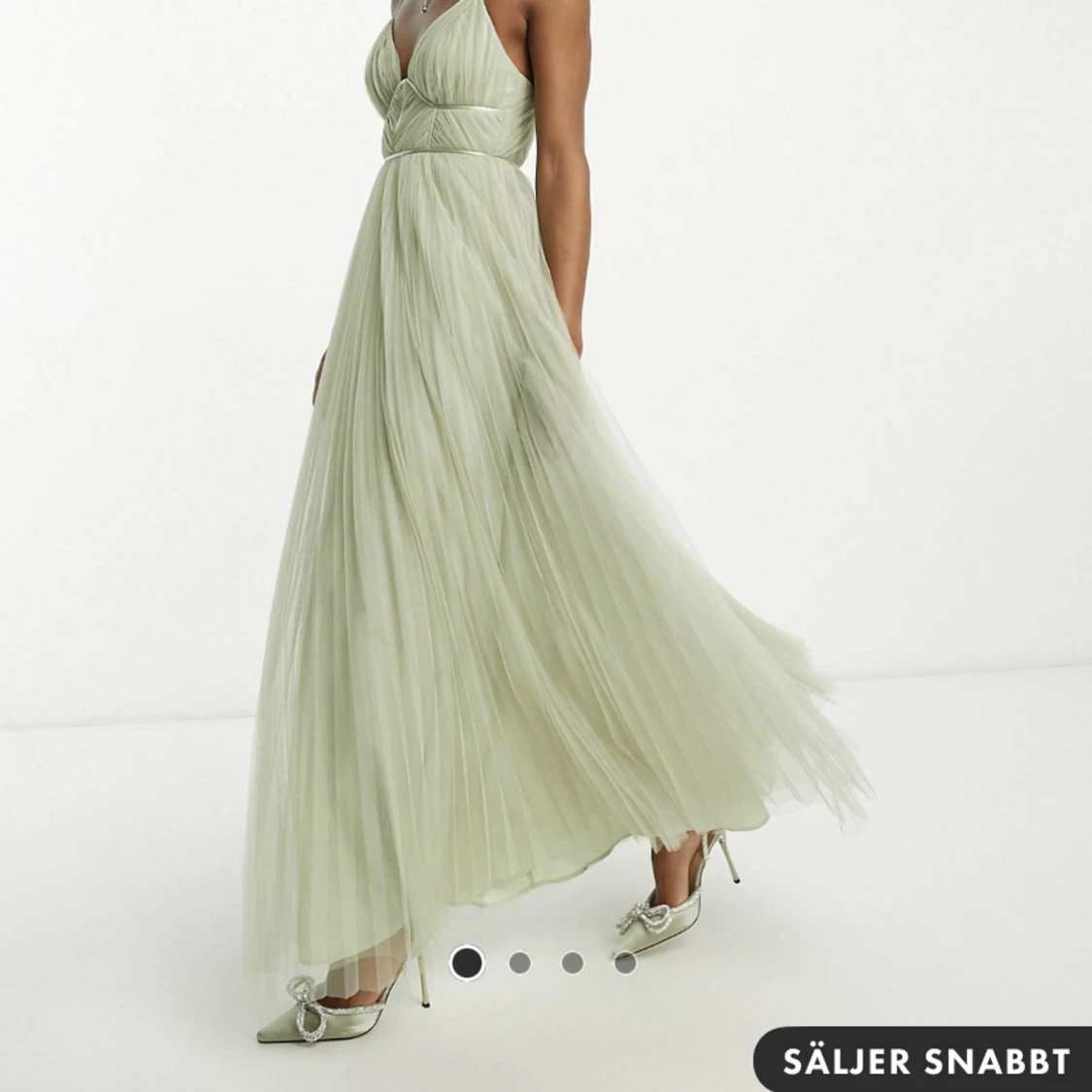 Oanvänd balklänning slutsåld från ASOS