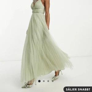 Oanvänd balklänning slutsåld från ASOS - Superfin slutsåld balklänning från ASOS i storlek 32❤️❤️ Säljer pga. Hittat en annan balklänning jag hellre vill ha och returtiden har gått ut😊😊 Nypris: 1109kr  helt oanvänd med lapp kvar(se bild 3)❤️Kan skicka fler bilder om ni vill❤️hög efterfrågan, skynda!