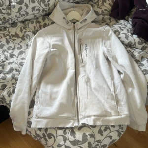 Sail racing hoodie - Säljer min sail racing hoodie som tyvärr inte kommer till användning. Använd men väldigt bra skick. Storlek 170 och passar mig som har s jätte bra. Pris kan diskuteras