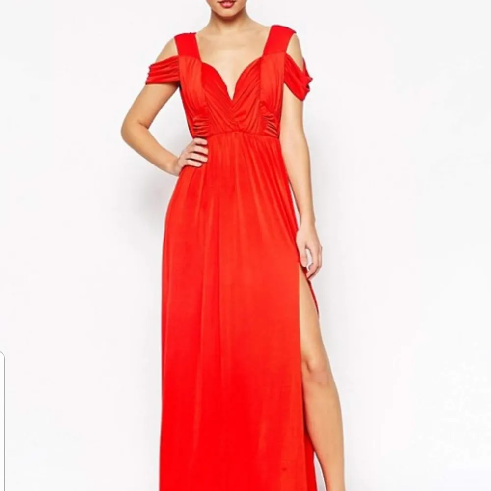 Röd långklänning med slits. Från ASOS, storlek 38/S-M. Aldrig använd! Fint material som ej blir skrynkligt.. Klänningar.