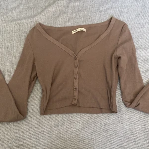 Brun topp🤎🐻 - Jätte fin brun topp! Perfekt för middagar, picknick eller mysiga  sommarkvällar<3🌅💐 (Den är lite ljusare i färgen än på bilden) Den är i nytt skick🌟