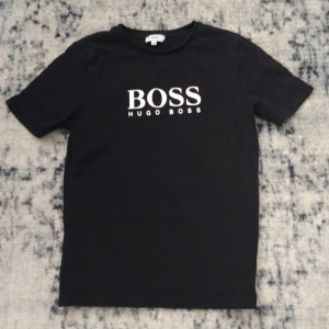 Hugo Boss t-shirt - Svart Hogo Boss Tröja, bra skick.