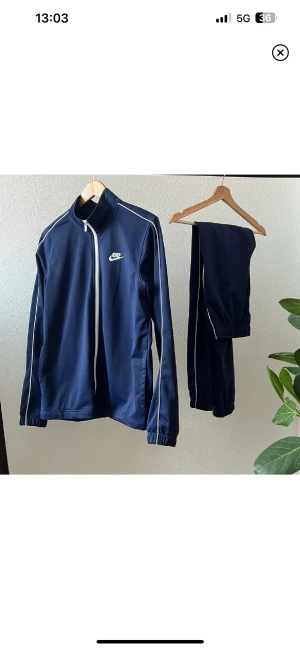 Nike dress/Träningsoverall  - Säljer nu denna träningsoverallen från Nike i mycket bra skick, 9,5/10! Byxorna ingår även i köpet! Hör av er ifall ni har frågor!🙌🏻