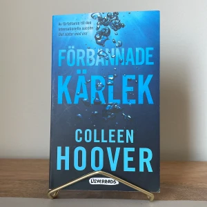 bok förbannade kärlek - En bok som jag redan har läst, säljer då för att den inte ska stå utan användning❤️ Den har inga skador någonstans och är som ny!