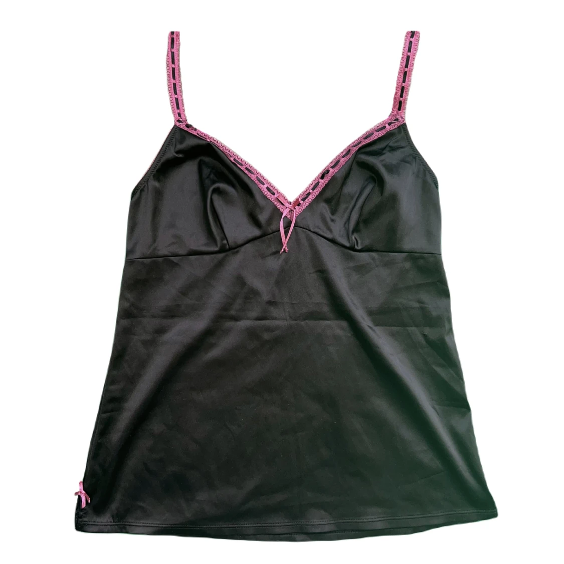 Svart nattlinne med rosa detaljer