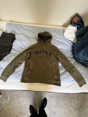 Hugo boss hoodie - Säljer min nya Hugo boss hoodie i stl xs. Nypris 1700