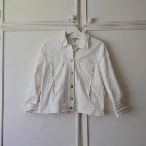 Jeansjacka - Vit croppad jeansjacka i st 40 från steilmann. HAr en del små fläckar men kanske går bort i tvätten