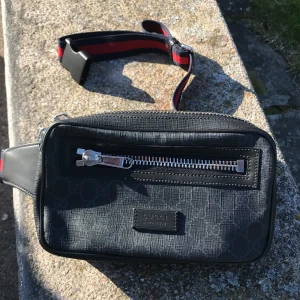 Äkta Gucci Supreme midjeväska - Anledningen till att jag säljer är för jag tänkte köpa en nyare annan variant Den köptes ifrån kronofogdens auktion i Malmö så kvitto finns ej mer men den är äkta