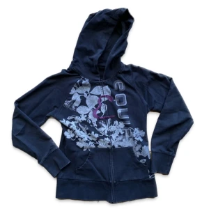 Hoodie med tryck  - Svart hoodie med coolt tryck! Ite sätt några defekter. Står ingen storlek men ish xs/s