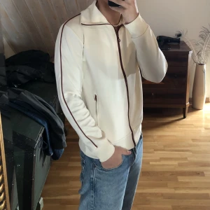 Kofta - Beige/vit kofta med röda linjer från zara. Andvänd väldigt få gånger Storlek M Pris 149 kr + Frakt Betalning sker via swish, skriv om ni har frågor!