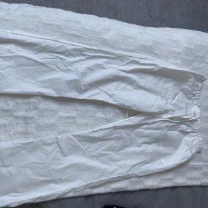 Vita byxor - Vita byxor som köptes från lightinthebox för någon månad sen, sälj då de inte passade mig 🥰storlek s/m men passar mig som är xs/s! Hör av er vid frågor🥰