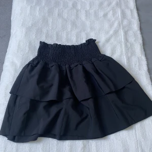 Svart kjol - Svart volangkjol som inte kommer till användning, köpes från shein förra sommaren. Hör av er vid frågor🥰