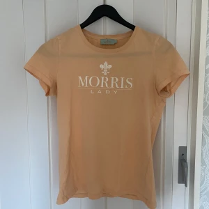 Morris t-shirt - Fin Morris t-shirt som tyvärr inte kommer till användning, använd max 2 gånger. Hör av er vid frågor🥰
