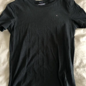 tommy t-shirt  - tommy hilfiger tröja som inte är min still längre, använd ett par fåtal gånger och materialet är frf skönt
