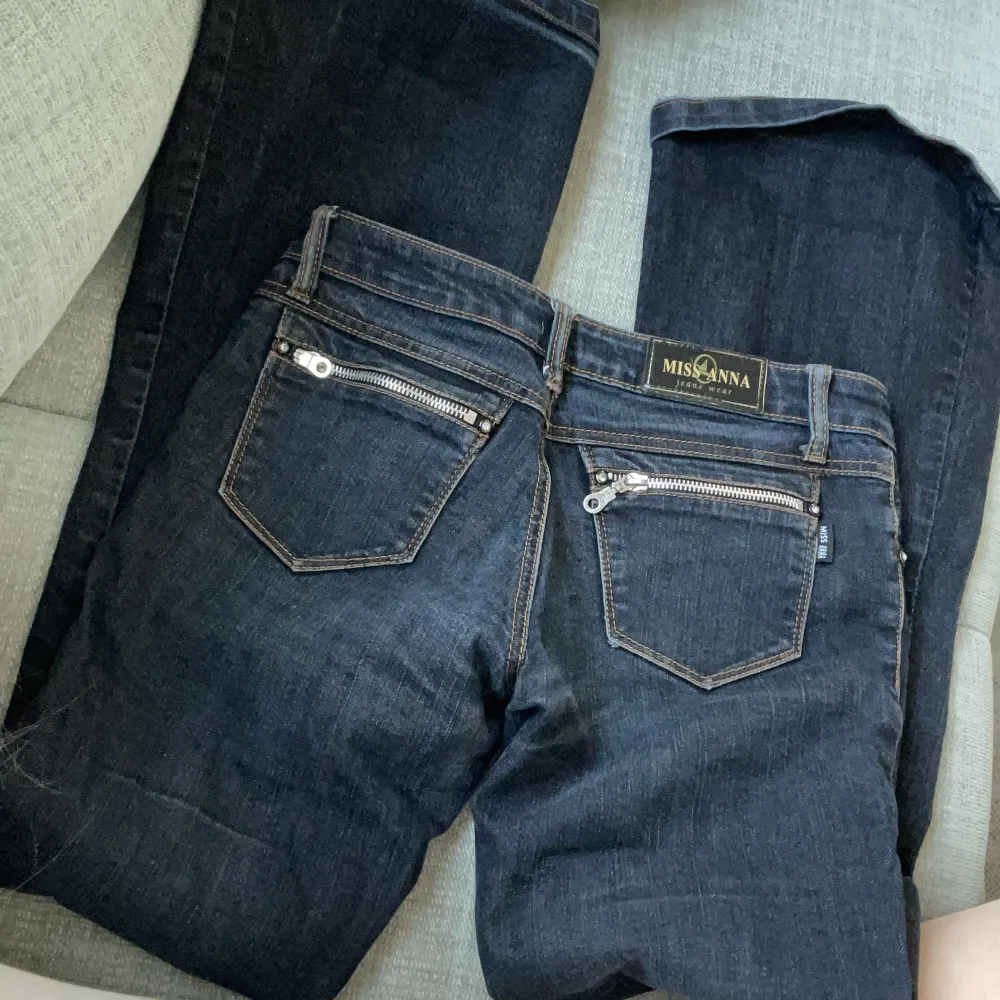 Säljer mina Miss Anna jeans då dem inte kommer till användning. Super fina och bra skick. Skriv för fler bilder. Jeans & Byxor.