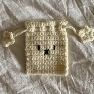 Egenvirkad Miffy påse - Säljer denna så fina egenvirkade Miffy påsen. Passar perfekt till att lägga ner airpodsen i (funkar på alla modeller), trådhörlurarna, pengar eller småsaker i! Skriv vid frågor eller för fler bilder! 💗