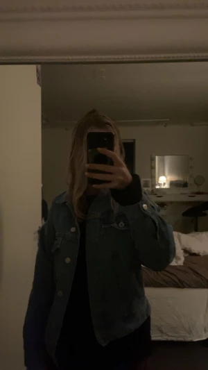 Jeansjacka - Intressekoll på min blåa jeansjacka från bershka. Skriv till mig om ni har prisförslag eller om ni har frågor om jackan💕 jackan är i modellen overzise och är i storleken xxs men passar mig som brukar ha s🌸