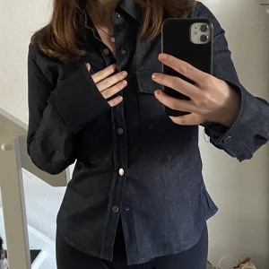 Jeansjacka/ skjorta - En jeans jacka eller skjorta man får kalla de va man vill men ger en jättefin figur och är super smickrande, perfekt till våren 🥰 från zara köpt förra året . Storlek s