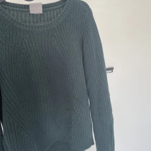 Stickad tröja - Mörkgrön stickad tröja. Från Vero Moda! Bra skick och skönt material. Passar S/M💚