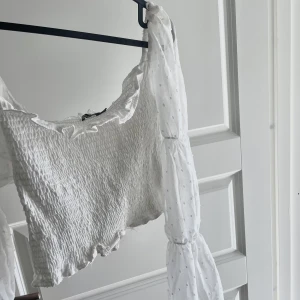 Tröja - Vit blus! Resåren på ena armen har gått sönder, går säkert att sy eller så stoppar man in tröjan i BH bandet så går det bra ändå, eller nål! Annars jättefin blus, storlek M🤍