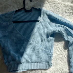 Tröja - Stickad blå omlotttröja! Jätteskön och bra skick, två utstickande trådar men syns knappt💙 storlek M🩵