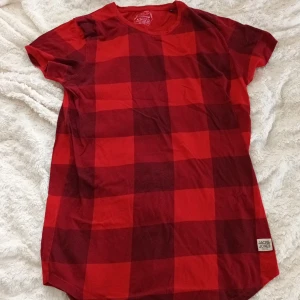 Jack&jones t-shirt, flannel, storlek XL - Jack and jones t-shirt med flannelmönster. Storlek XL