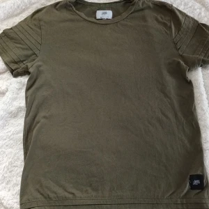Sixth June long T-shirt, Olivgrön. Storlek M - Sixth June long T-shirt, Olivgrön. Storlek M. Fint skick.