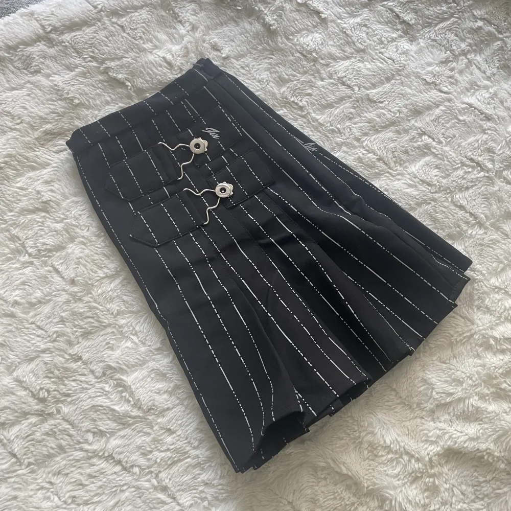 Säljer min kjol från i.am.gia. Bara använts en gång, i mycket gott skick🤍 Original pris $120 AUD Storlek XXS. Kjolar.