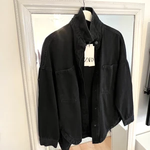 Jeansjacka zara - Svart jeansjacka från zara. Oanvänd som ni ser
