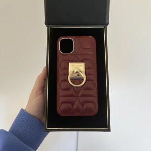 Ideal of Sweden skal - Sååå snyggt vinrött helt oanvänt ideal of Sweden skal med gulddetaljer💕 säljer för att det inte passar min mobil😕 fick det i julklapp för nått år sen men har inte använt! Passar iPhone 11. Man kan få med boxen om man vill