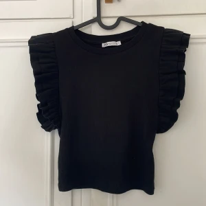 Tröja med volanger  - Säljer denna tröjan från zara eftersom att den inte används. Den är använd en gång och ser ut som ny. Den är i storlek M men skulle säga att den passar som en S💕