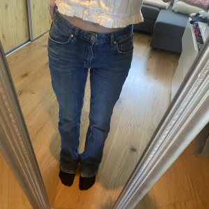 Lågmidjade utsvängda jeans  - Jättefina jeans som tyvärr inte kommer till användning, storlek 36💕