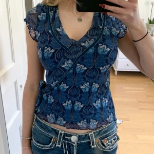 Blå blus - Använd köp nu! Blå blus från gammal hm😽säljer fler liknande kläder på min sida