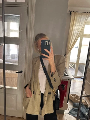 Kavaj-jacka  - Fin kavaj-jacka från zara. Ena fickan har ett hål och den behöver strykas, därmed det låga priset. Storlek M, men funkar för S och XS också beroende på hur man vill att den ska sitta. 