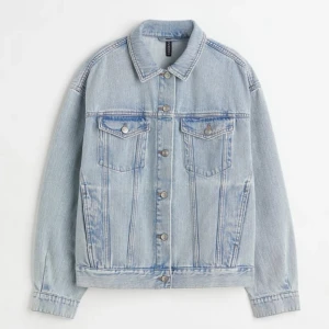 Jeansjacka  - Blå jeans jacka som är i bra skick❤️